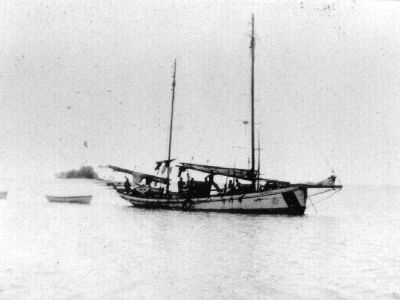 cutter taking lime from garners  beach to mourilyan harbour cc libraries
